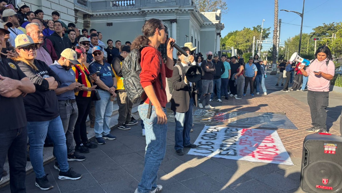 Estudiantes protestan durante sesión del Consejo General Universitario de la UdeG (Roberto Hurtado)