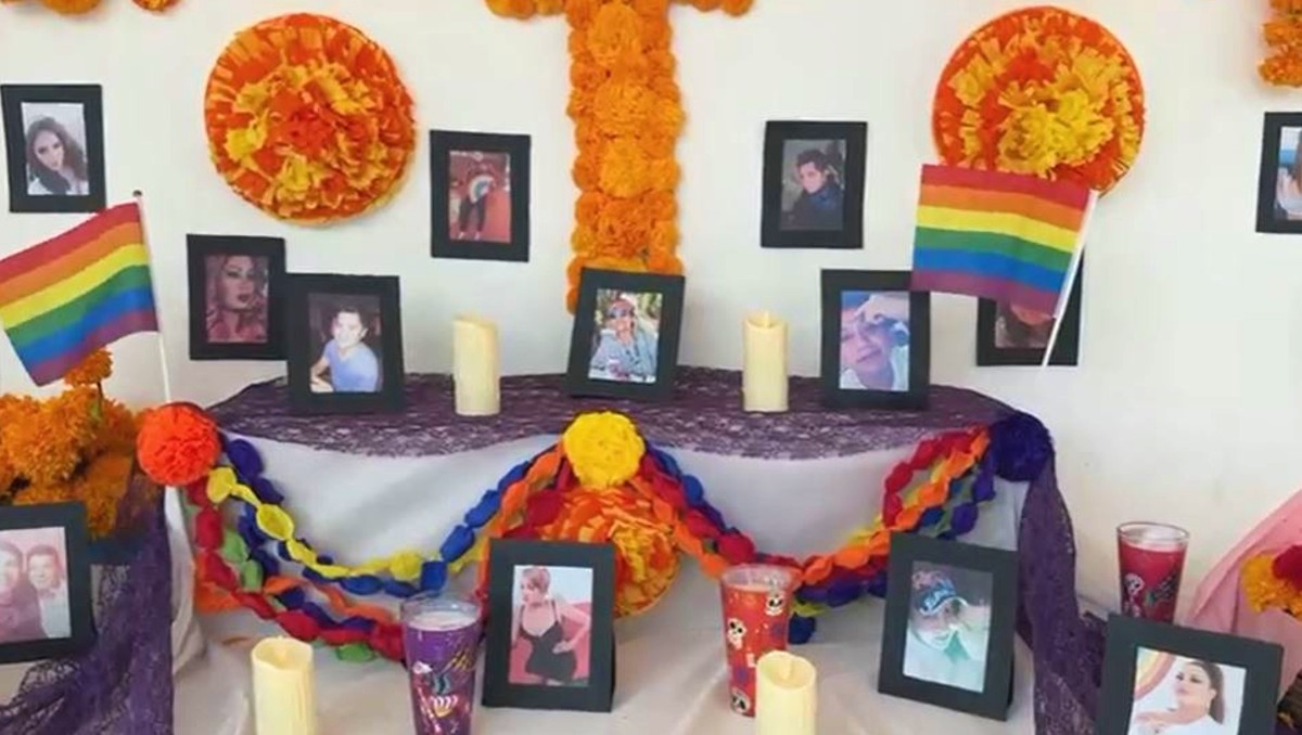 Entre las fotografías colocadas se encuentran las del magistrado fallecido y de “La Tía Tei”. | Captura de pantalla