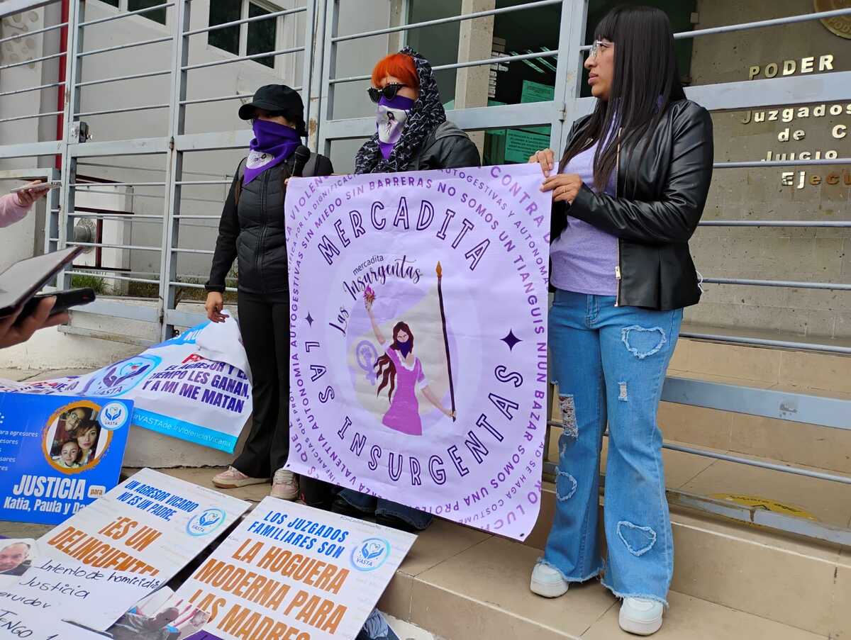 Integrantes de la Colectiva Mercadita Las Insurgentas se manifestaron en los juzgados de Pachuca. (Alejandro Reyes)