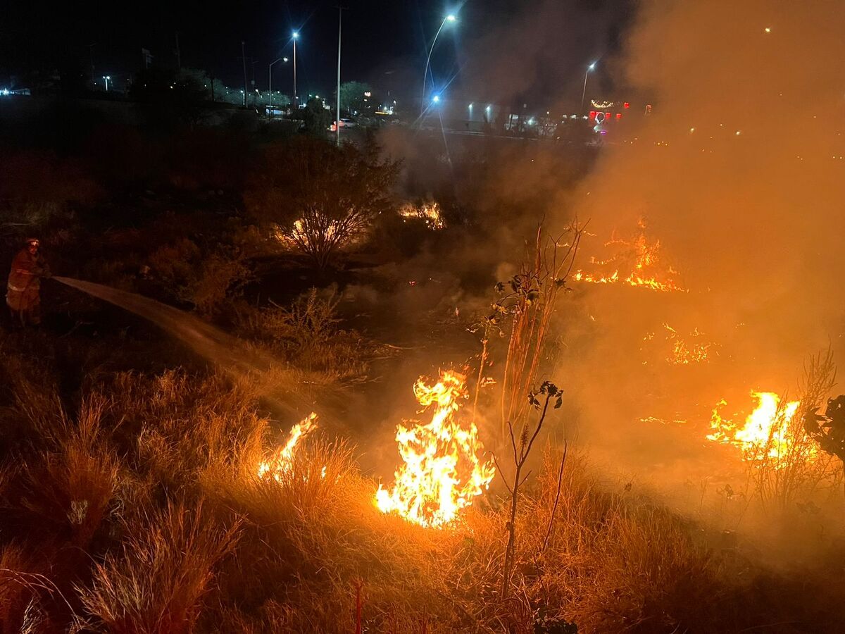 Las llamas se extendieron rápidamente por la basura y vegetación seca cerca del fraccionamiento Jardines del Periférico.| Especial