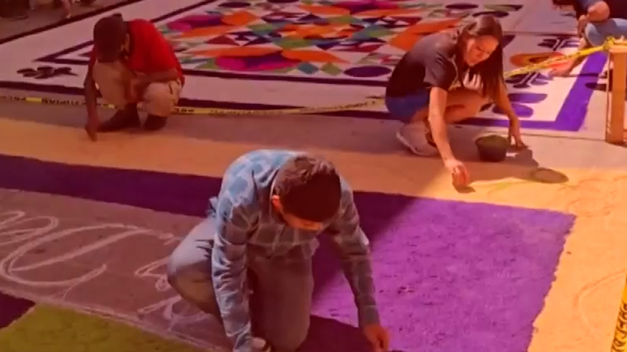 Miles de fieles acompañan al Señor del Nicho durante su tradicional recorrido en Tlapa