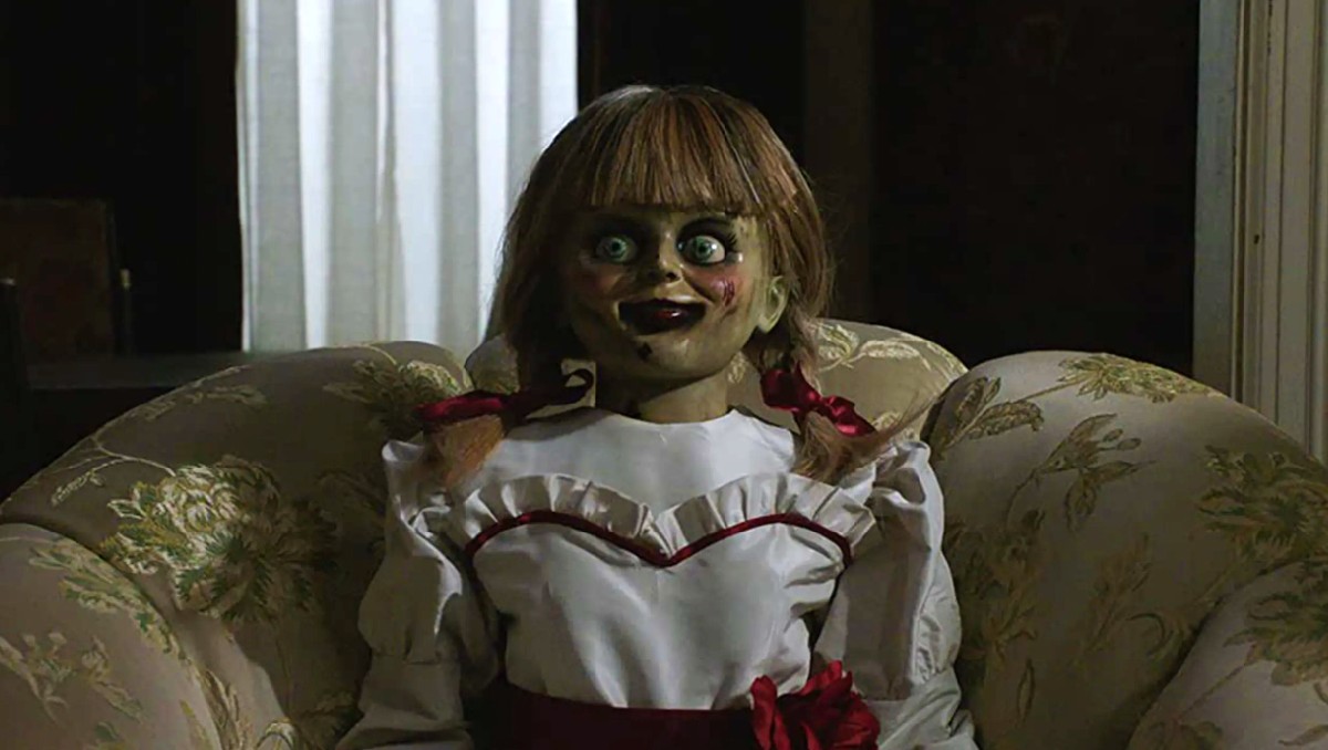 La película funciona como una precuela de El Conjuro, centrándose en el origen de la muñeca poseída Annabelle