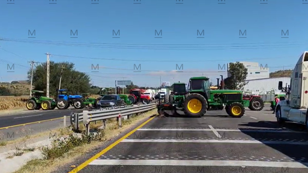 Persiste bloqueo en el entronque a Pueblo Nuevo en carretera 90 federal. | Dany Béjar.