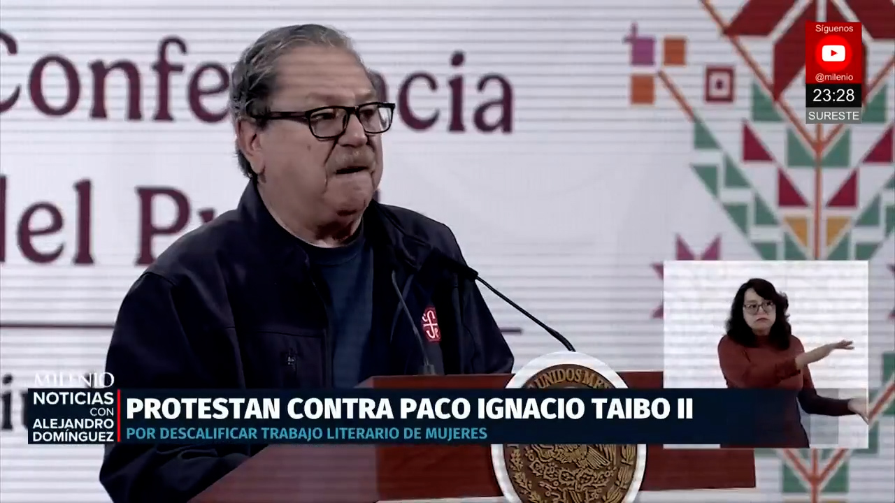 Protesta frente al FCE exige renuncia de Paco Ignacio Taibo por comentarios contra escritoras