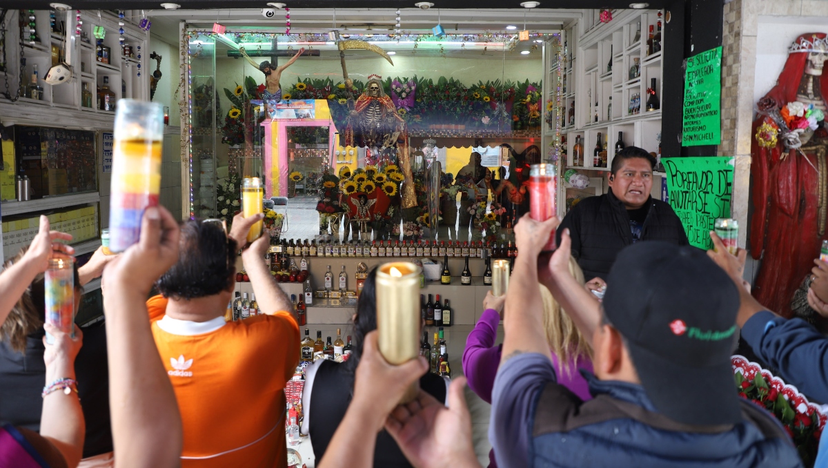 La Santa Muerte, deidad que también recibe ofrendas en Día de Muertos | EsImagen