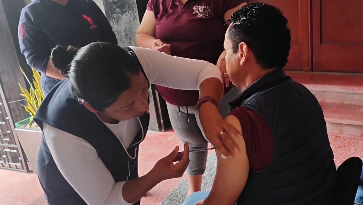 Vacunas contra covid e influenza en palacio municipal de Tampico. (Agustín González)