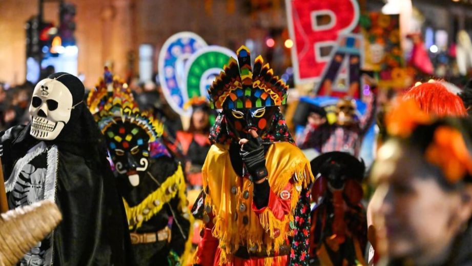 El Xantolo, la fiesta más importante de la Huasteca, celebra el retorno de las almas entre danzas, ofrendas y flores de cempasúchil.