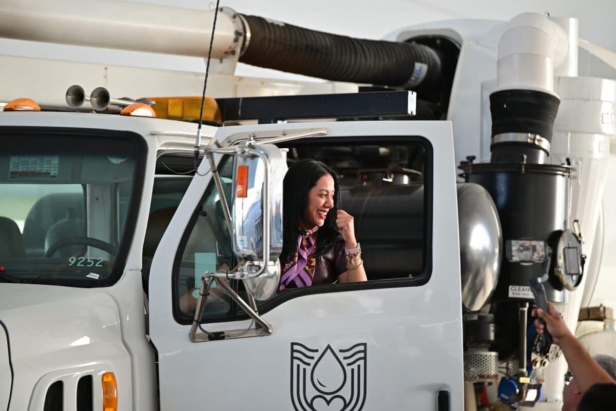 Alcaldesa de Gómez Palacio entrega equipo al Sideapa. (Cortesía)