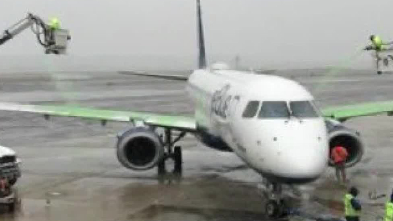 Avión de JetBlue aterriza de emergencia por caída de altitud, dejando a 15 pasajeros heridos