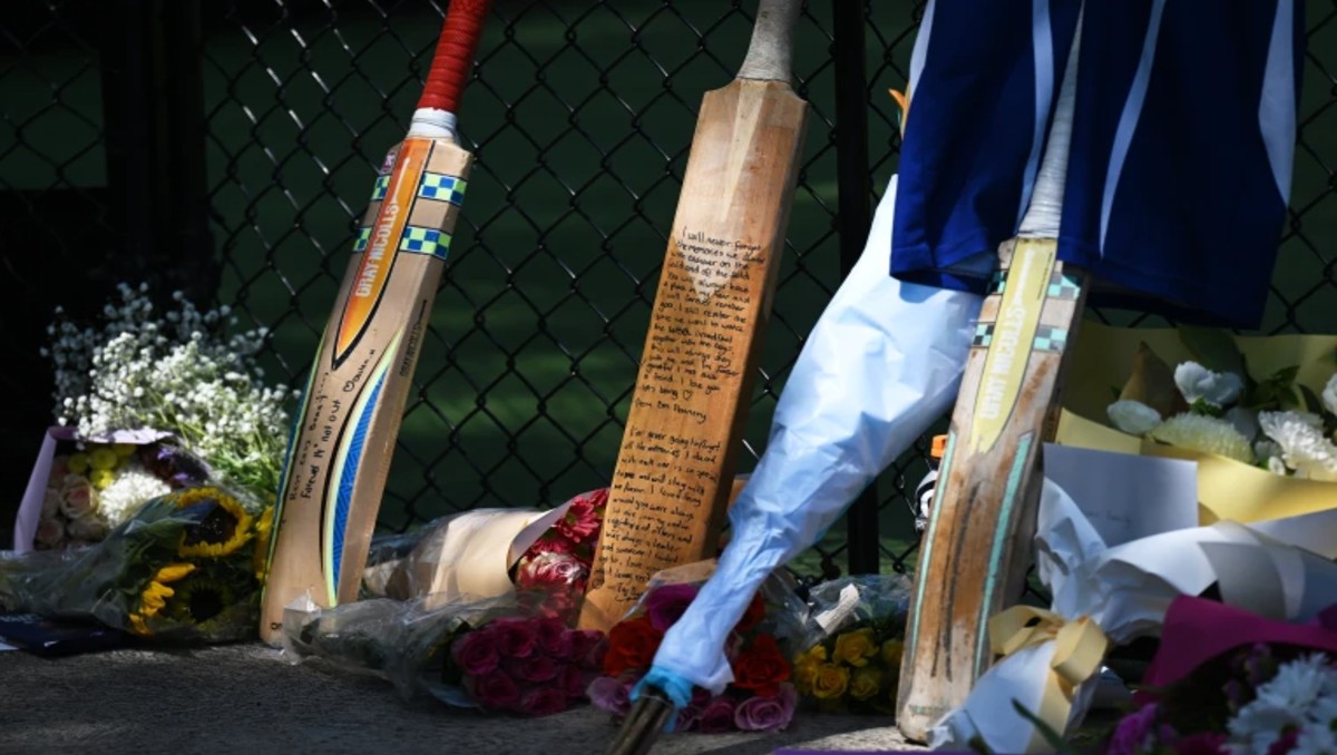 Bates de cricket, flores y notas hacen un tributo improvisado el jueves 30 de octubre de 2025 a un jugador de cricket.|  AP