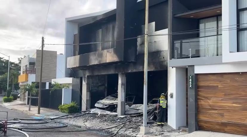 Bomberos sofocan incendio tras ataque a dos viviendas en Culiacán; autos y fachada quedaron calcinados en Las Quintas. | Especial