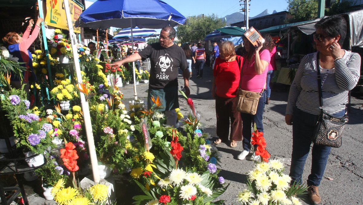 La celebración incrementa comercio en panteones. Leonel Rocha