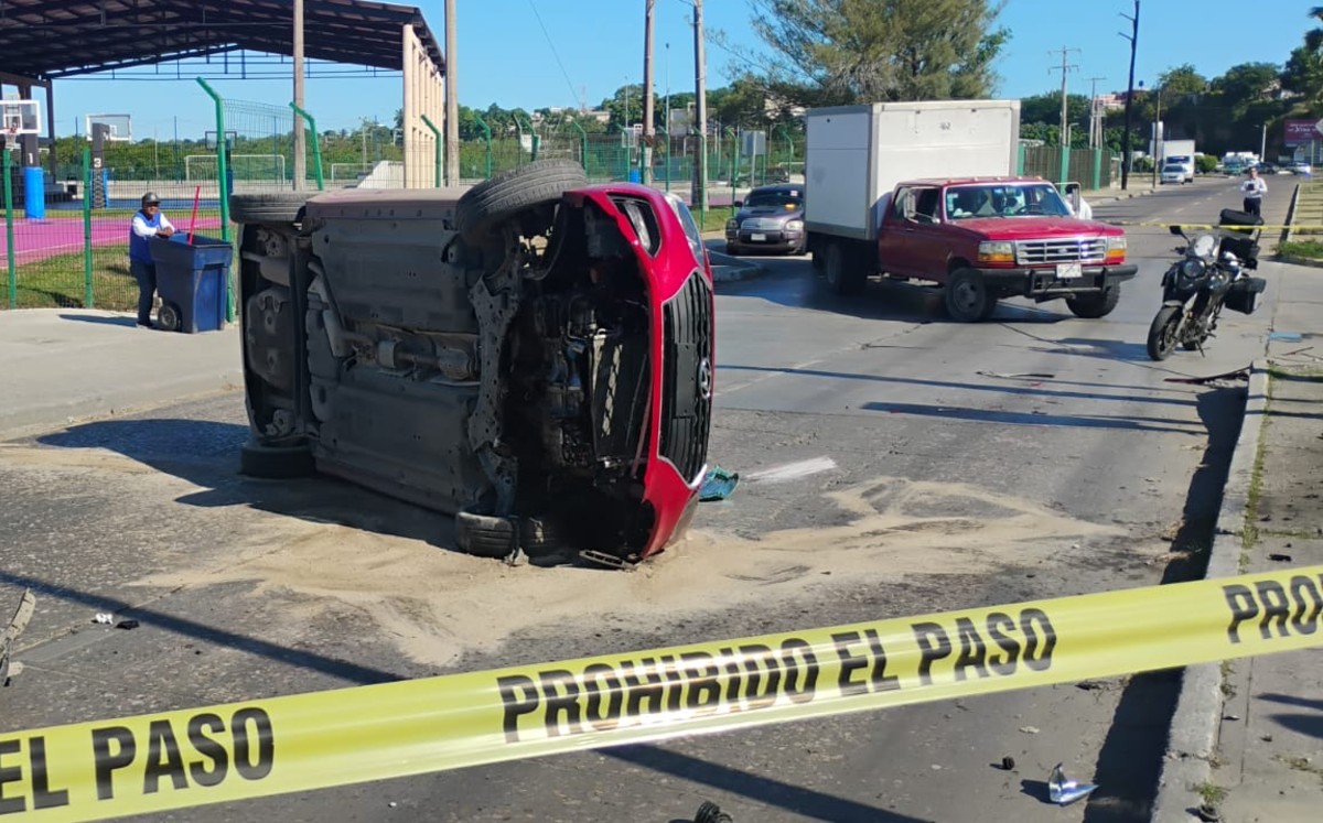 Choque y volcadura frente a la Unidad Deportiva de Tampico. | Agustín González