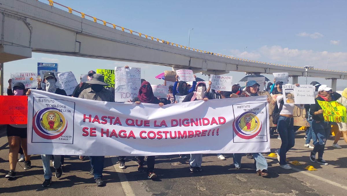 El cierre de distribuidor por parte de alumnos de ITL este jueves creó largas filas de vehículos y enojo de conductores. | Patricia Chagoya