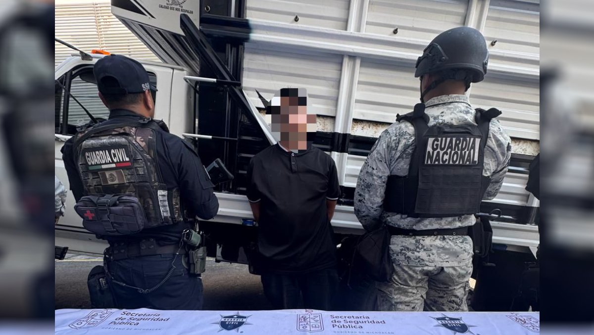 El detenido trasportaba cuatro contenedores tipo cisterna cargadas con combustible. | Especial