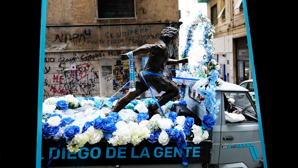 Estatua de Maradona atraviesa Nápoles por su cumpleaños 65 (Reuters)