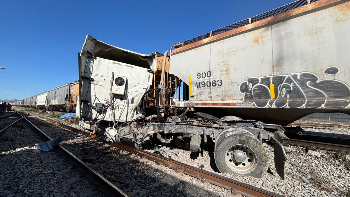 Tras el impacto, el conductor de la pipa salió proyectado hacia las vías. | Especial