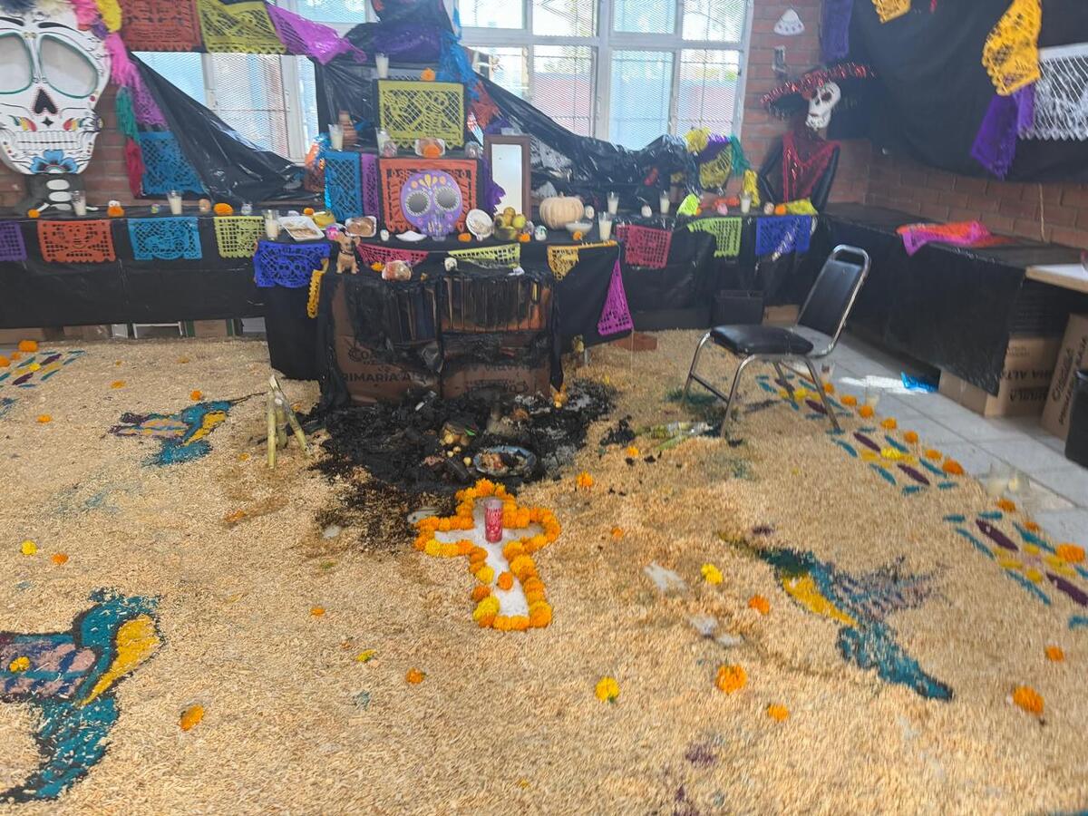 Un incendio en un altar de muertos se registró en la primaria José María Pino Suárez. | Especial