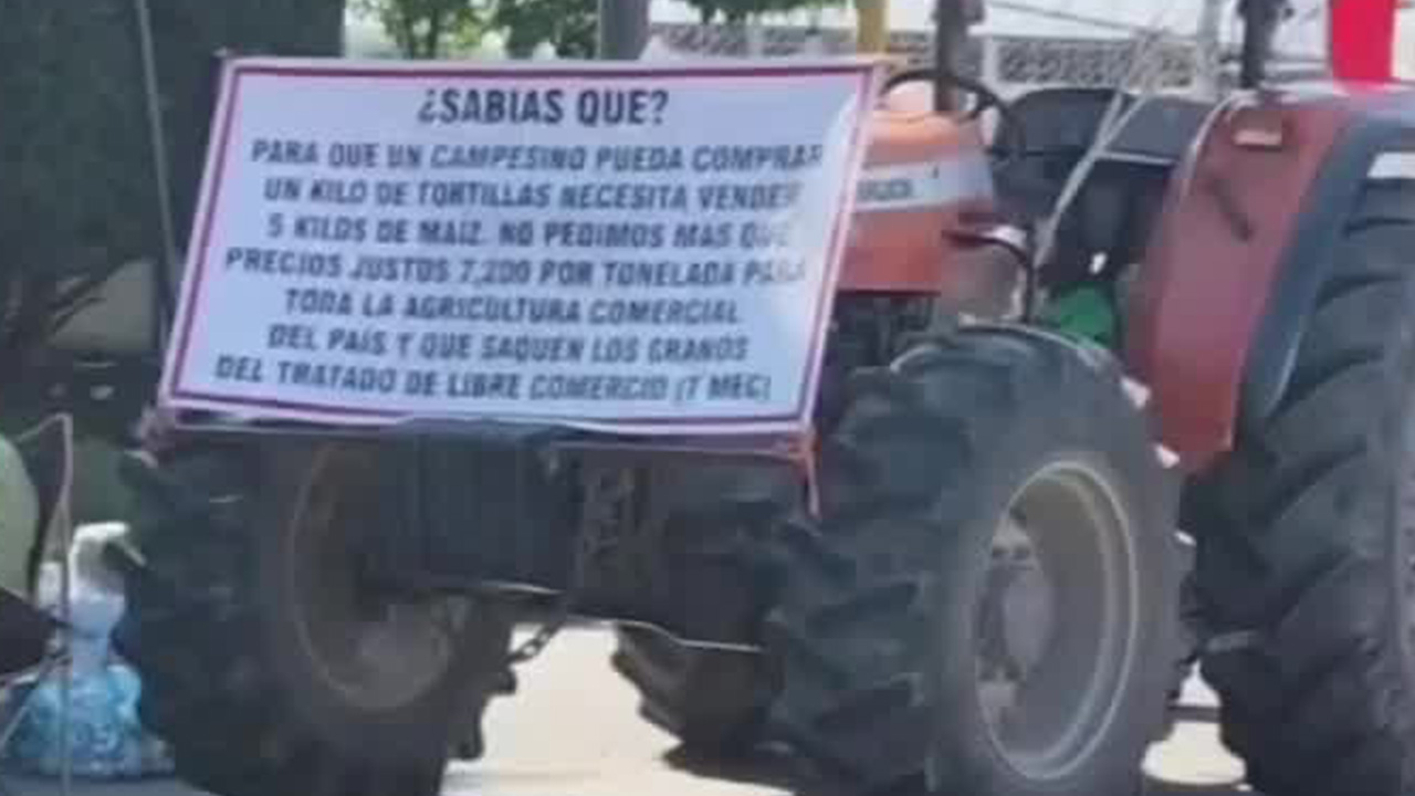 En Michoacán, los productores de maíz mantienen los bloqueos en las carreteras afectando a turistas