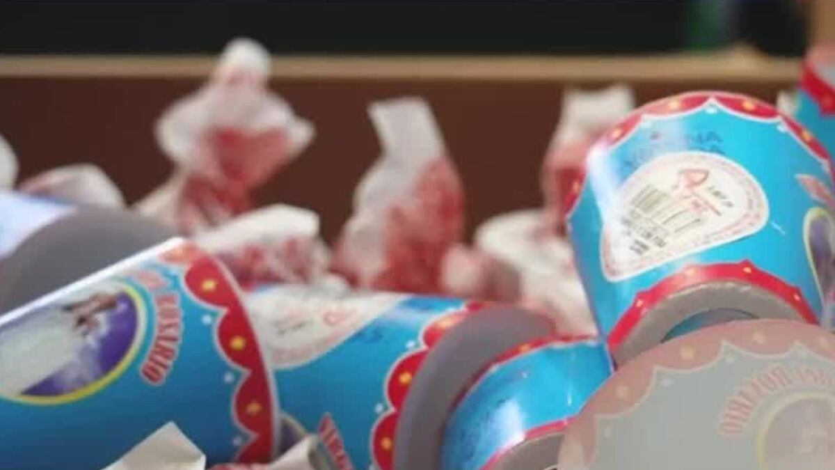 En Oaxaca, mujeres zapotecas realizan velas para el Día de Muertos