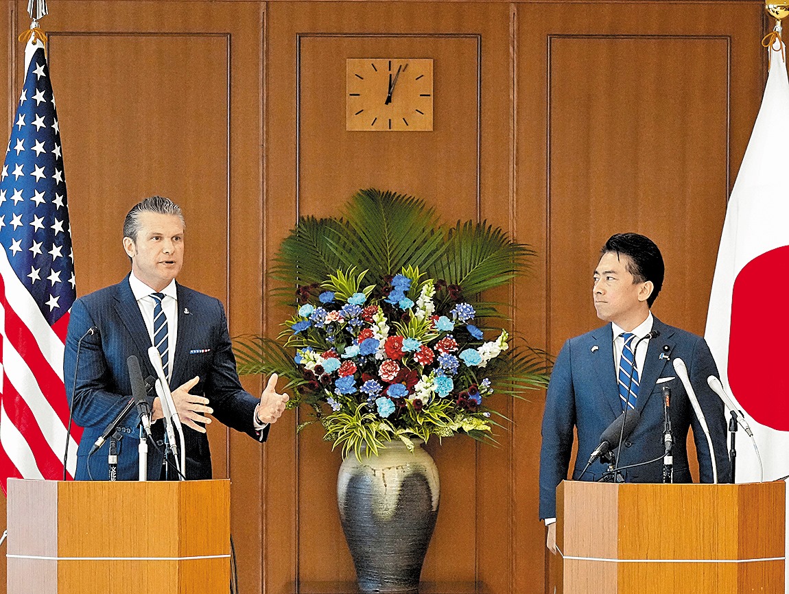 Pete Hegseth se reunió con el ministro de Defensa japonés, Shinjiro Koizumi, en Tokio. EFE