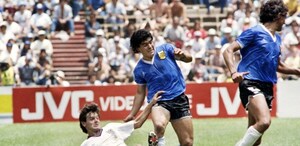Diego Armando Maradona tocó la gloria en el Mundial de México 1986, justa en la que usó una playera de Argentina 'pirata', la cual consiguieron en Tepito.
