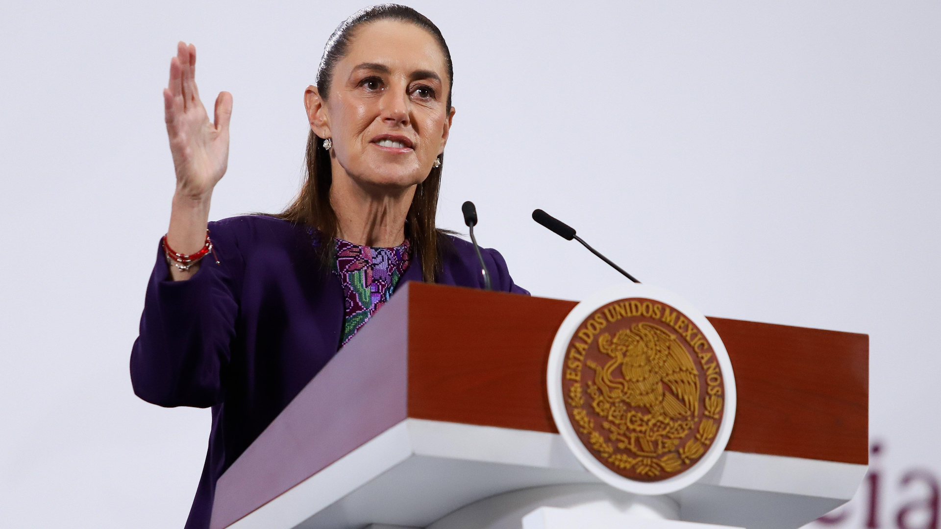 "La política exterior de México la define México": responde Sheinbaum a Landau