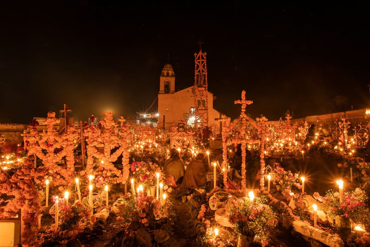 Pueblos originarios alrededor del lago y la Isla de Janitzio se cubren con flores de cempasúchil, velas y ofrendas. (Foto: Especial)