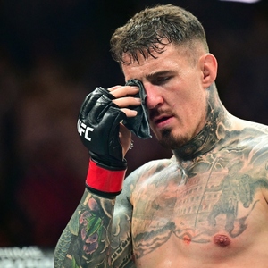 Tom Aspinall recibió un piquete de ojos en la pelea estelar del UFC 321 que lo enfrentó a Ciryl Gane por el título de los pesos pesados