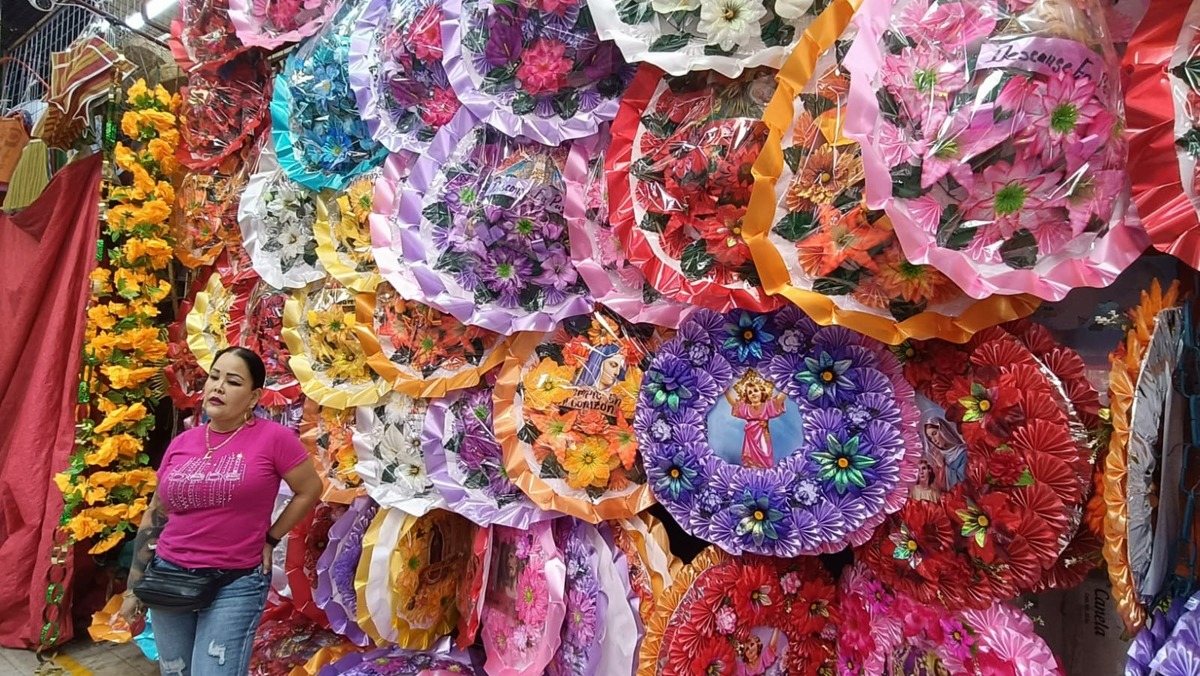Venta de flores de plástico en Torreón. | Roberto Amaya