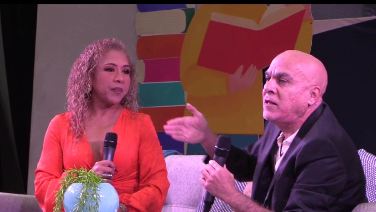 El escritor Leopoldo Mendivil participó en la Feria del Libro UAT 202