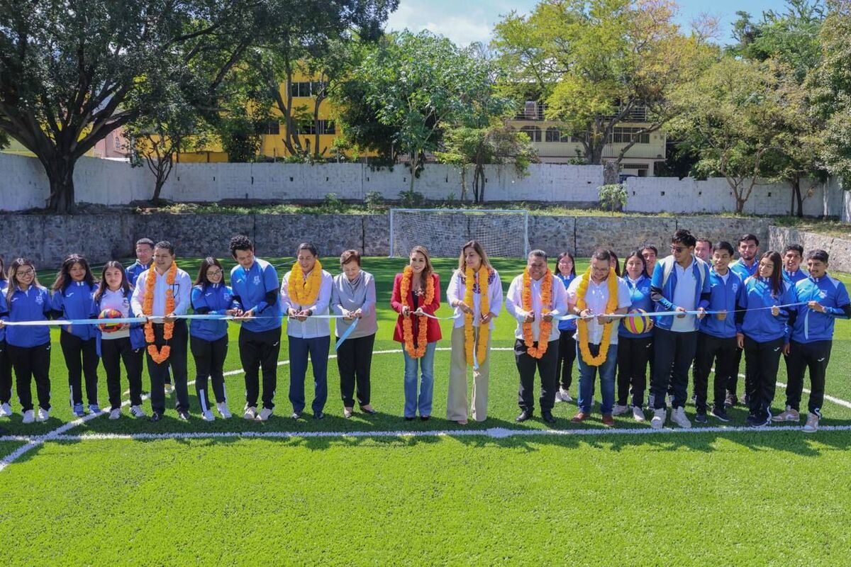 Evelyn Salgado da la primera patada para inaugurar la cancha de Fut-7 con pasto sintético en la Escuela Normal Urbana 'Rafael Ramírez'. | Especial