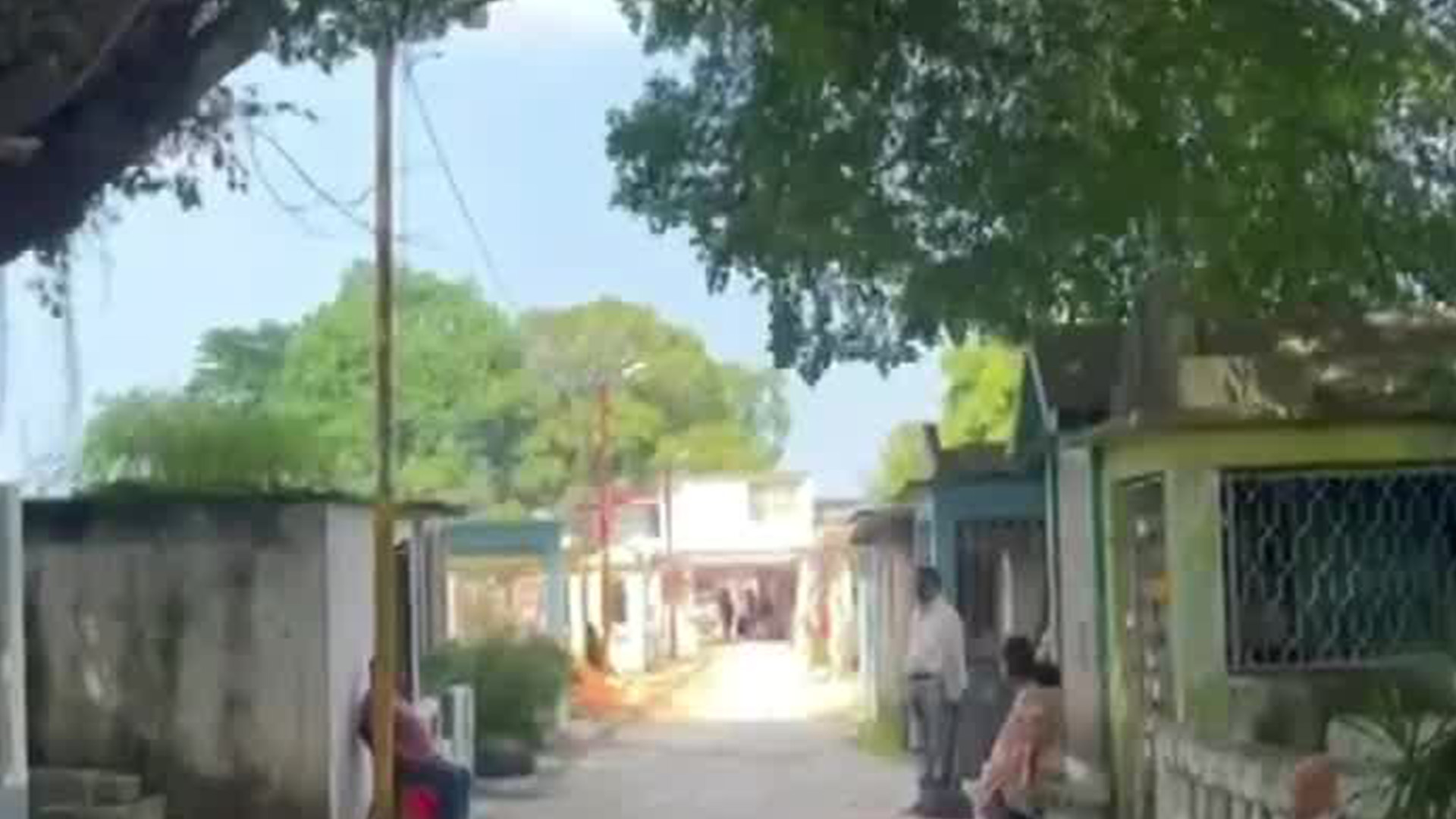 Inician festejos de Día de Muertos en Veracruz, familias realizan limpieza de tumbas