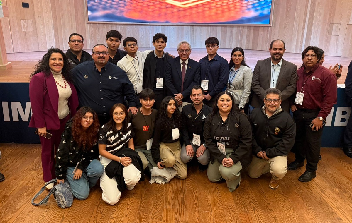 Algunos integrantes del equipo que participó en la iniciativa Oblea Multiproyecto, junto a autoridades del TecNM y del Tec Laguna. (cortesía)