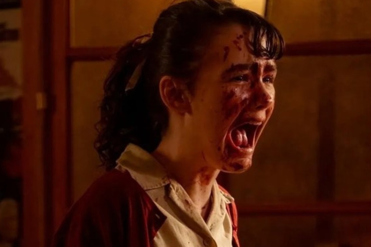 Lily (Clara Stack) intenta sobrevivir al creciente terror que vuelve a apoderarse de Derry en el segundo capítulo de la serie de Max.