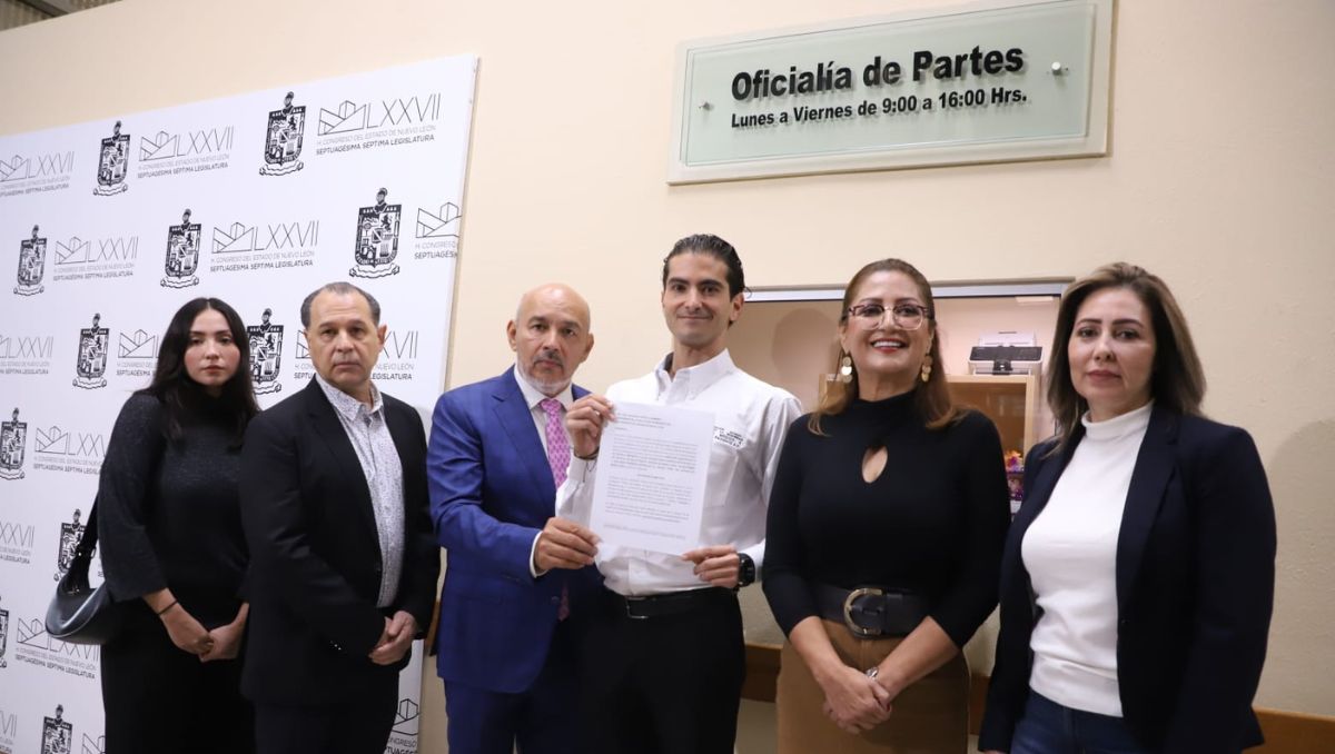 Médicos cirujanos presentan iniciativa en la Oficialía de Partes de NL. | Luis Guerra