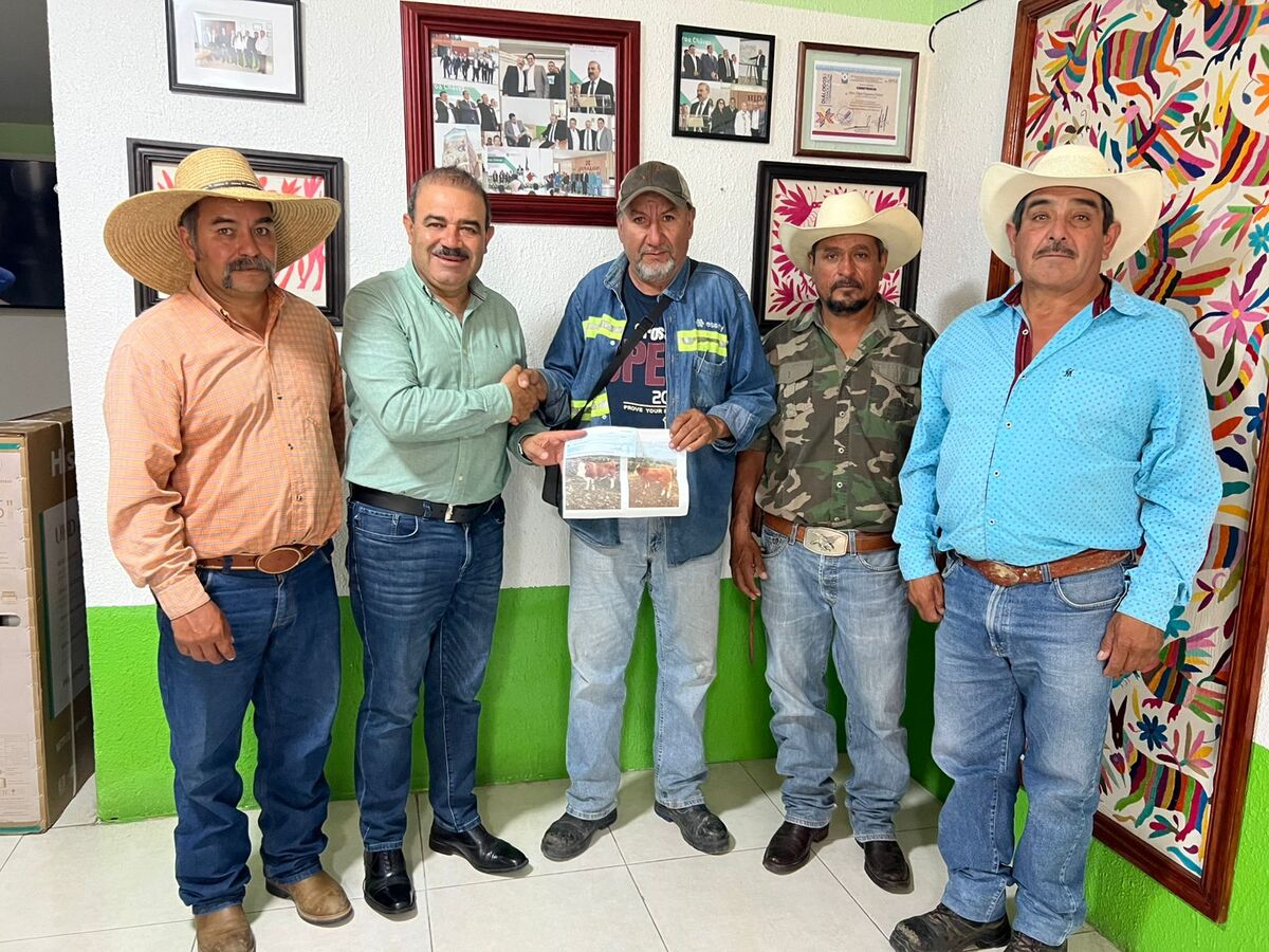 Presidente municipal entrega apoyos. (Cortesía)