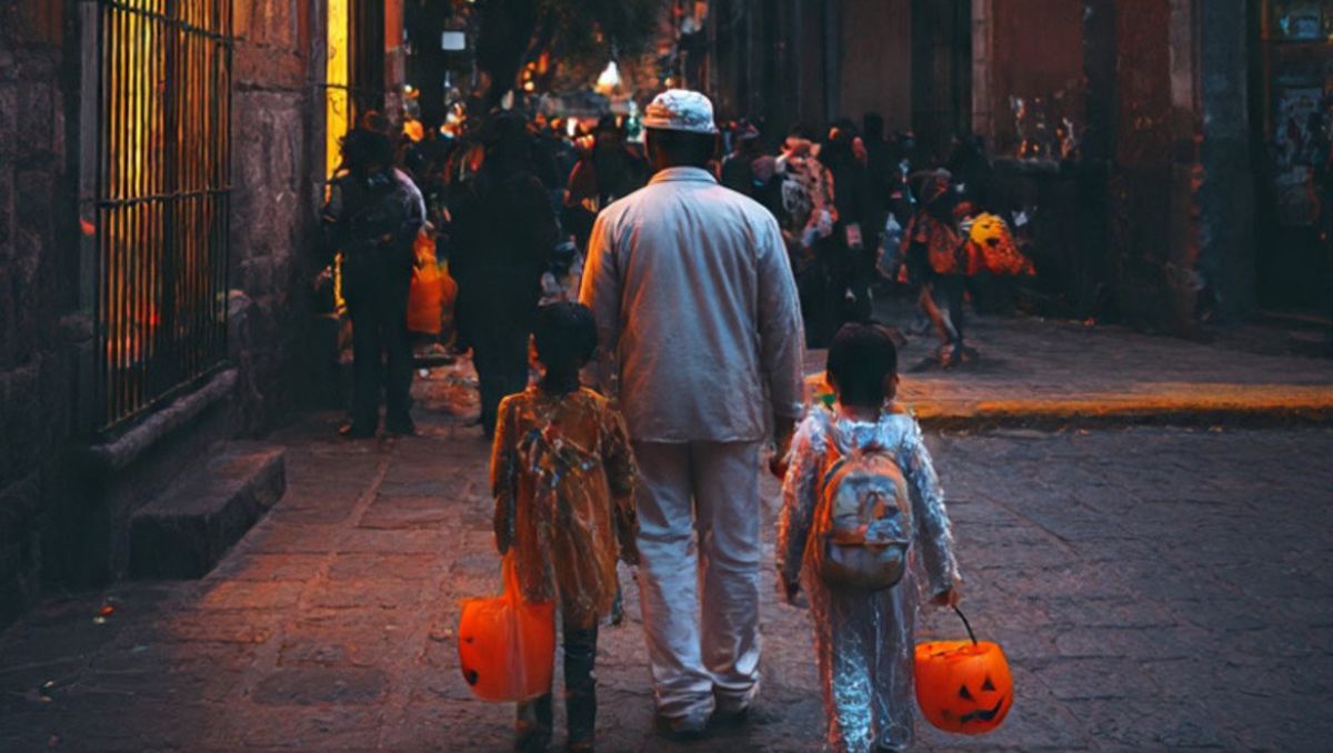 Entre risas y timbres, la noche se llenaba de héroes y fantasmas de tela. Especial