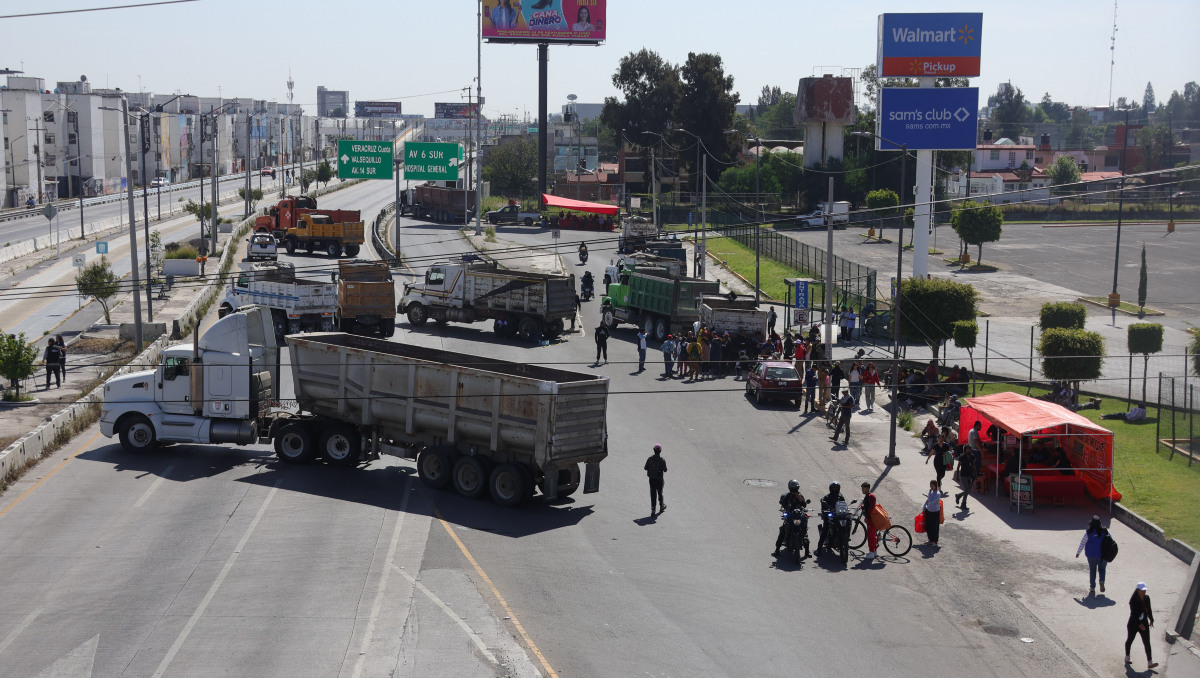 Transportistas bloquean el Periférico Ecológico en Puebla | EsImagen