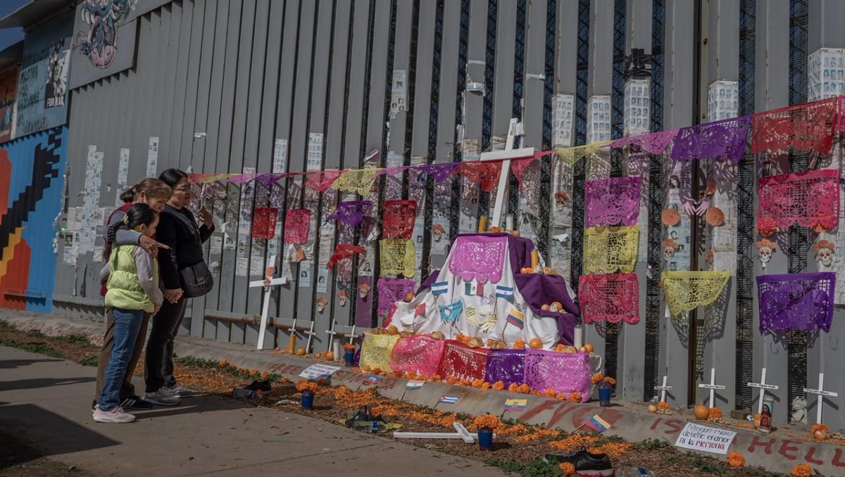 El altar, elaborado por personas migrantes, fue adornado con flores de cempasúchil, veladoras, botellas de agua y zapatos. | Foto; Especial