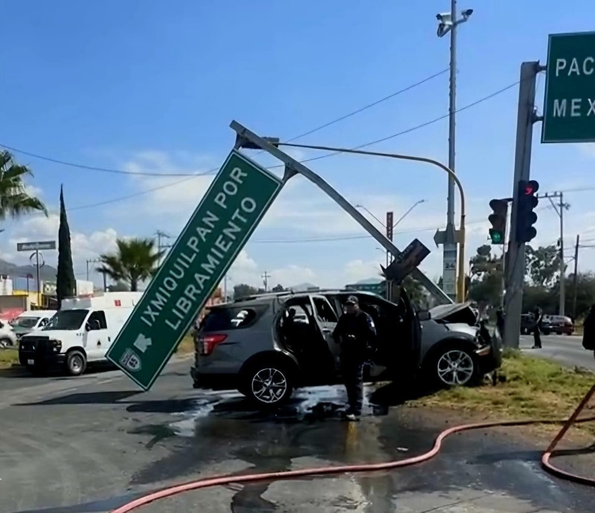 Auto choca en la carretera Pachuca- Actopan. (Guadalupe Trejo)