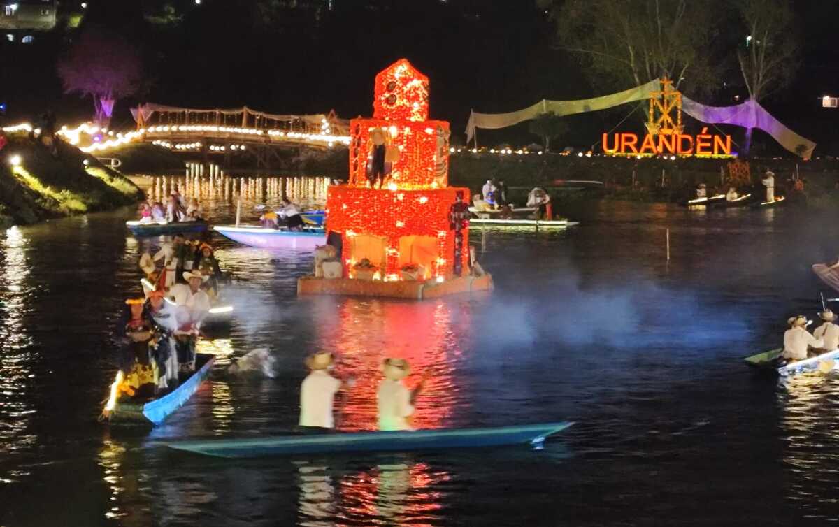 El Camino de las Almas sobre el lago, con luces flotantes, música y danzas purépechas. | Especial