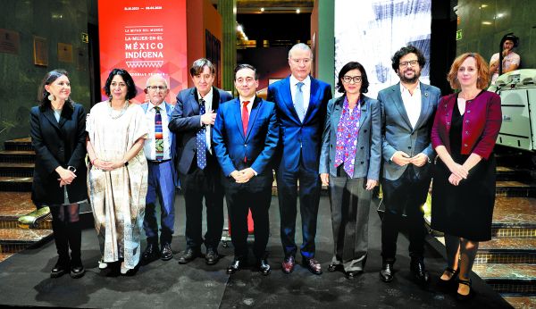 El canciller (al centro), el director del Instituto Cervantes, Luis García (derecha) y otros en la exhibición. EFE