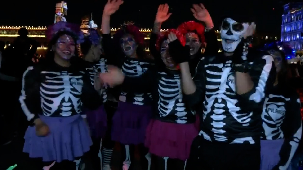 Capitalinos visitan la mega ofrenda del Zócalo por el Día de Muertos