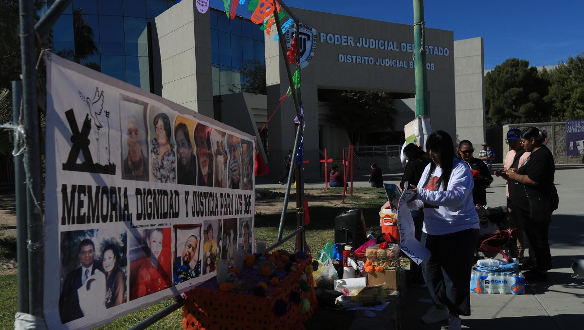 Familiares acudieron para instalar el altar afuera de la FGE. | Foto: EFE