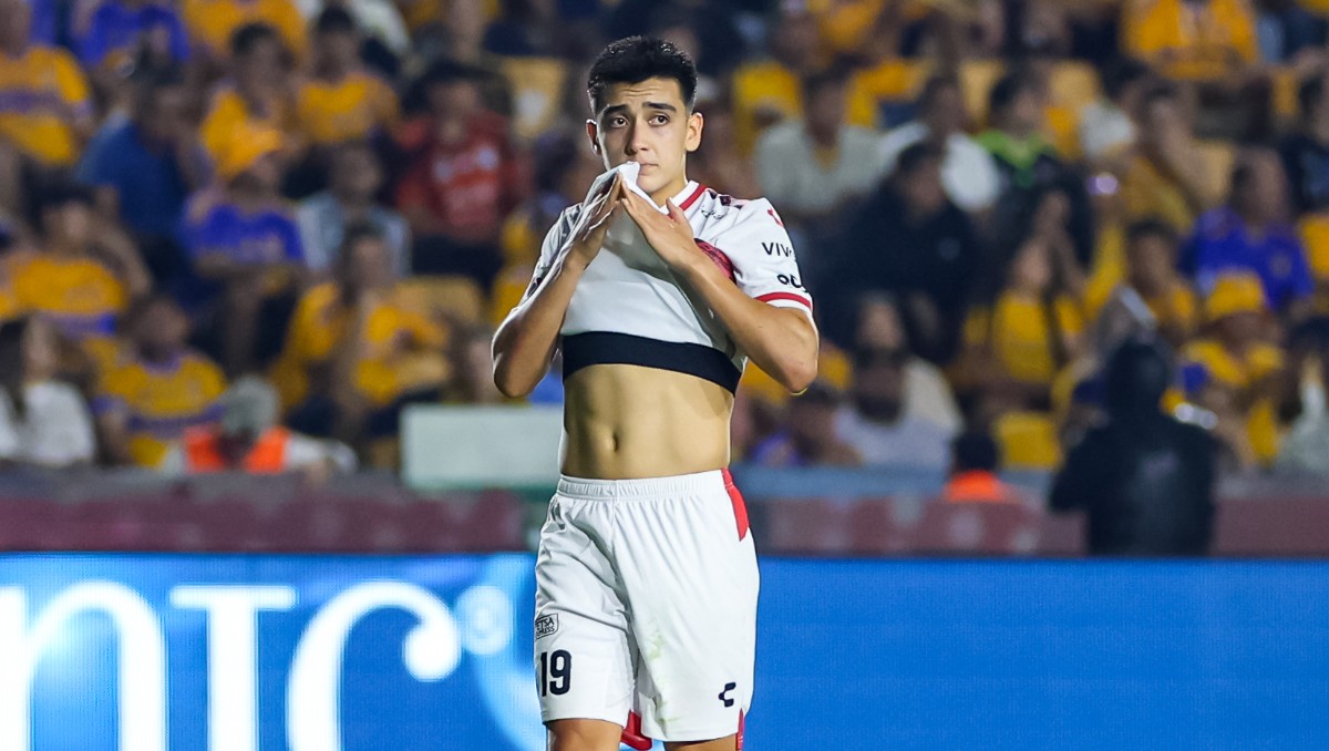 Gilberto Mora sufrió una lesión en la mano y causa baja con Xolos (Imago7)