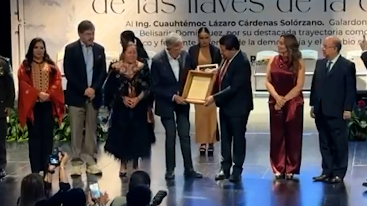 Ingeniero Cuauhtémoc Cárdenas recibe la llave de Comitán, Chiapas