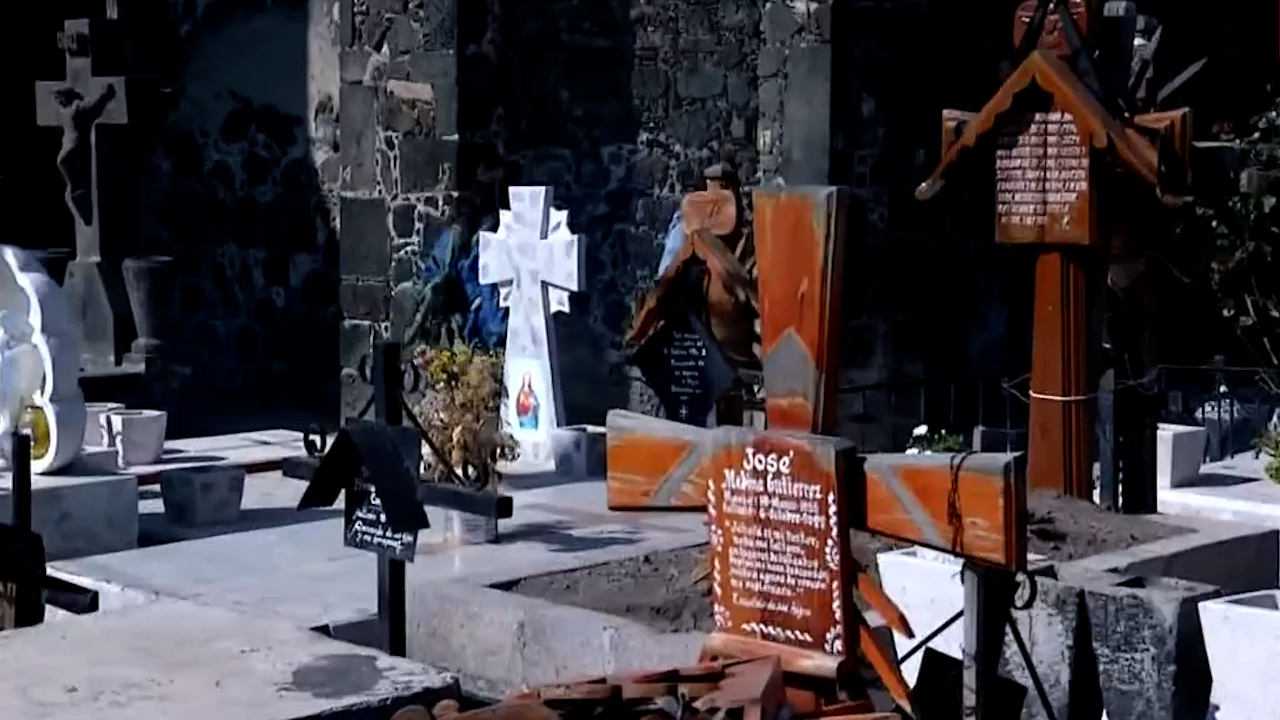 Miles visitan panteones este 1 de noviembre para honrar a sus difuntos