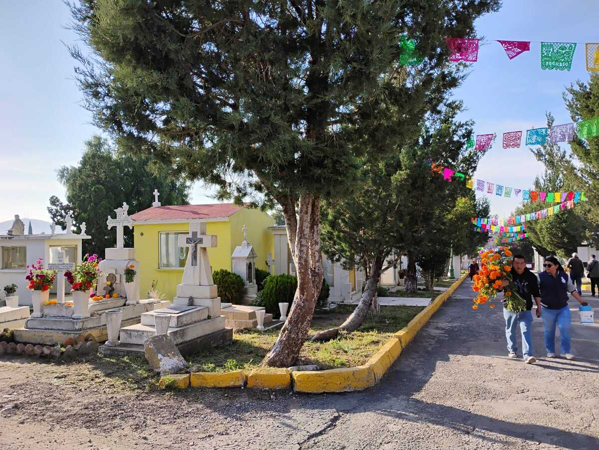 Panteón de Pachuca este 1 de noviembre. (Alejandro Reyes)