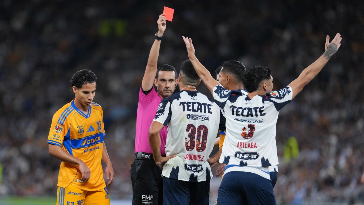 César Ramos generó polémica por sus expulsiones a Jesús Angulo y Corcho Rodríguez en el Clásico Regio 141 (Imago7)